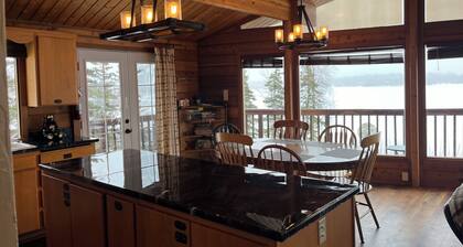 Jody's Lakehouse. Cozy 2-bedroom lakefront cedar home with hot tub in Wasilla