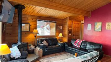 Smart TV, chimenea, reproductor de DVD y futbolito