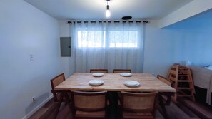Dining - 1-Story Cute Home, Fast WiFi, Close 2 Cuyahoga National Park, Infant/Toddler Bed (Twinsburg)