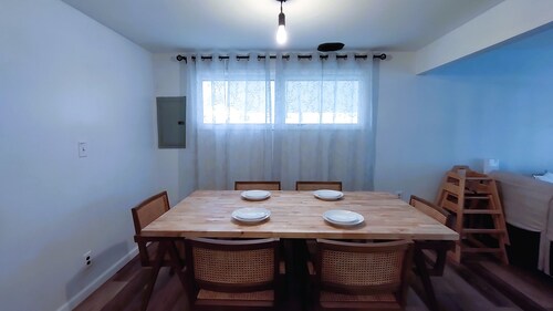 1-Story Cute Home, Fast WiFi, Close 2 Cuyahoga National Park, Infant/Toddler Bed