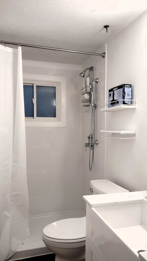 Shower, hair dryer, towels, soap - 1-Story Cute Home, Fast WiFi, Close 2 Cuyahoga National Park, Infant/Toddler Bed (Twinsburg)