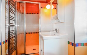 Shower, hair dryer - Stunning home in Montclus (Montclus)