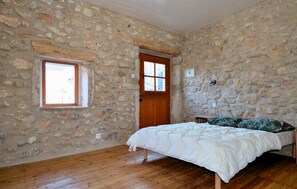 3 bedrooms, travel crib, free WiFi, bed sheets