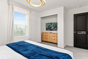 9 bedrooms, desk, iron/ironing board, WiFi