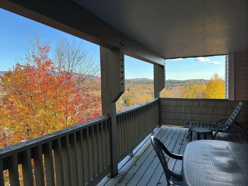 Cozy 2-bedroom condo with WiFi, pool, fitness room in charming Stowe