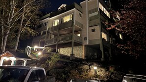 Ein mehrstöckiges Gebäude mit Balkonen und einer Treppe, die zum Eingang führt.