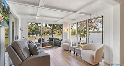 Peninsula Paradise 230' Lakefront, 2 Piers, Fire Pit, Kayaks, Panoramic Views
