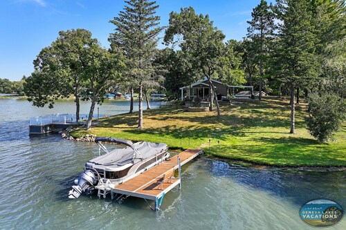 Peninsula Paradise 230' Lakefront, 2 Piers, Fire Pit, Kayaks, Panoramic Views