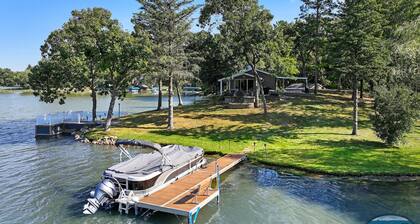 Peninsula Paradise 230' Lakefront, 2 Piers, Fire Pit, Kayaks, Panoramic Views