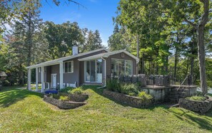 sits beautifully on the shoreline - Peninsula Paradise 230' Lakefront, 2 Piers, Fire Pit, Kayaks, Panoramic Views (Whitewater)