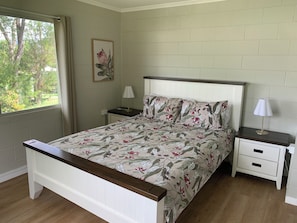 3 bedrooms, iron/ironing board, travel cot, bed sheets - Central and Tidy 3 Bedroom house - Pet Friendly! (Atherton)
