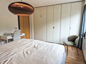 2 bedrooms, desk, iron/ironing board, WiFi