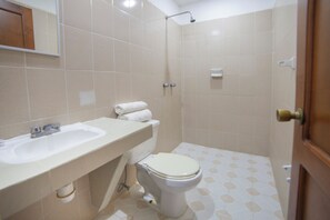 Room, Balcony, City View | Bathroom - Hotel del profe (Santa María Huatulco)