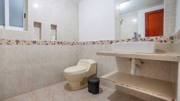 Toallas, jabón, shampoo, papel higiénico