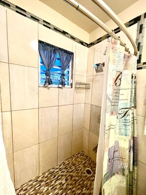 Douche, sèche-cheveux, serviettes fournies, savon
