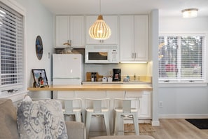 Réfrigérateur, four à micro-ondes, surface de cuisson, lave-vaisselle