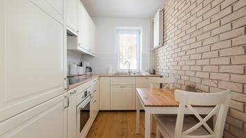 Fridge, oven, stovetop, dishwasher