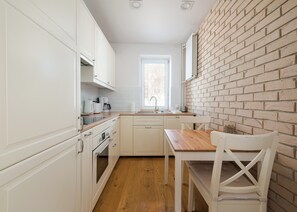 Kylskåp, ugn, spishäll och diskmaskin