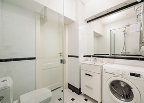 Douche, sèche-cheveux, serviettes fournies, savon
