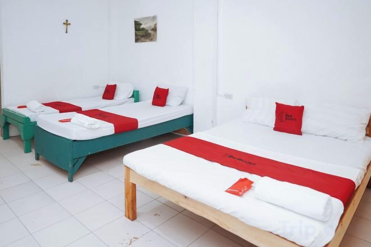 RedDoorz Triple Room