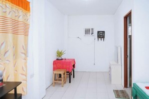 Room - RedDoorz @ St. Anthony Beach Resort (Asturias)