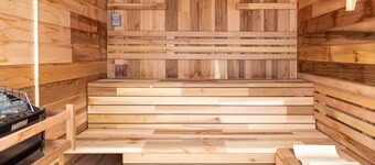 Elegant Oceanfront Escape - hot Tub & Sauna - Private