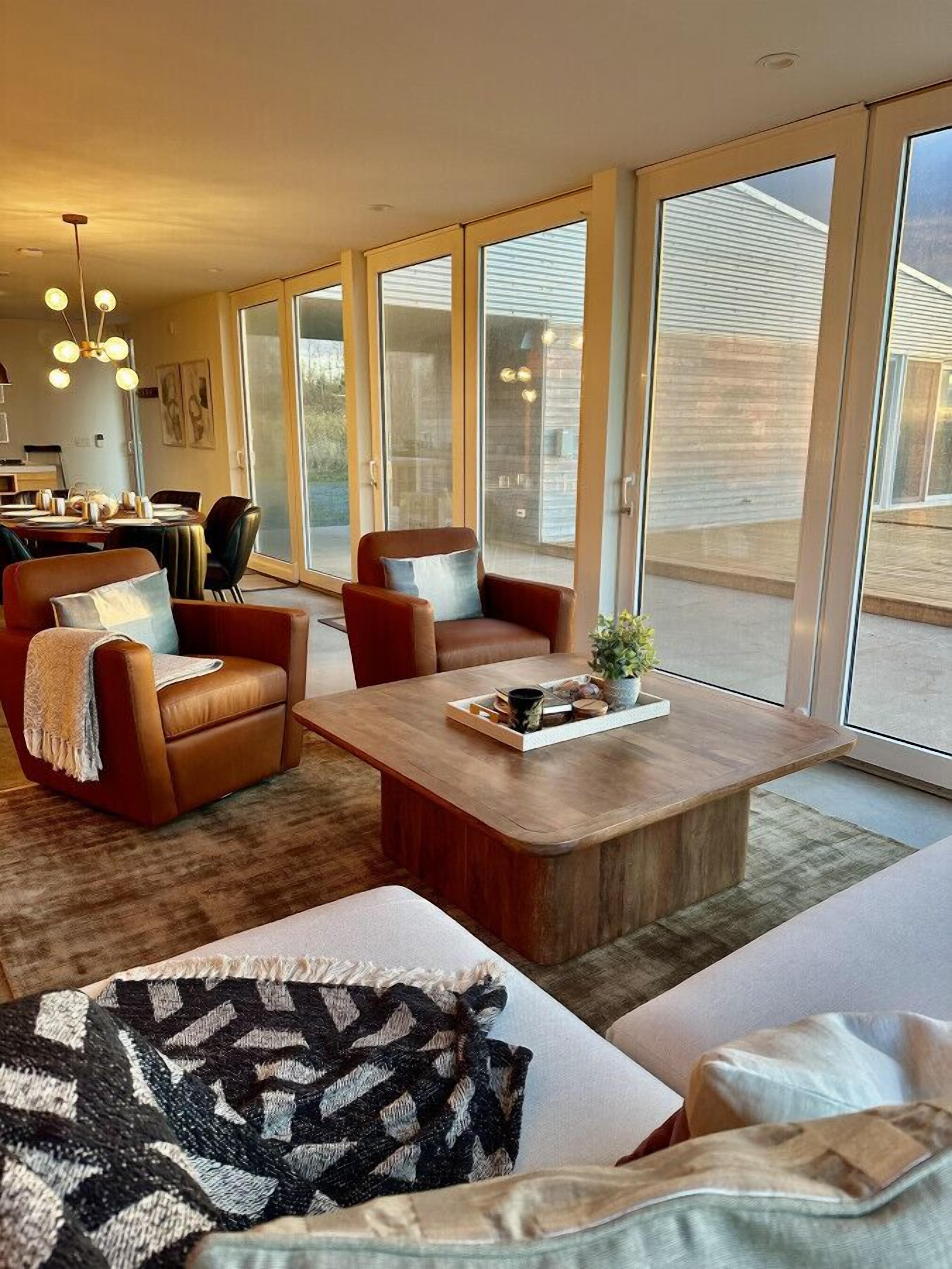 Smart TV, fireplace, stereo