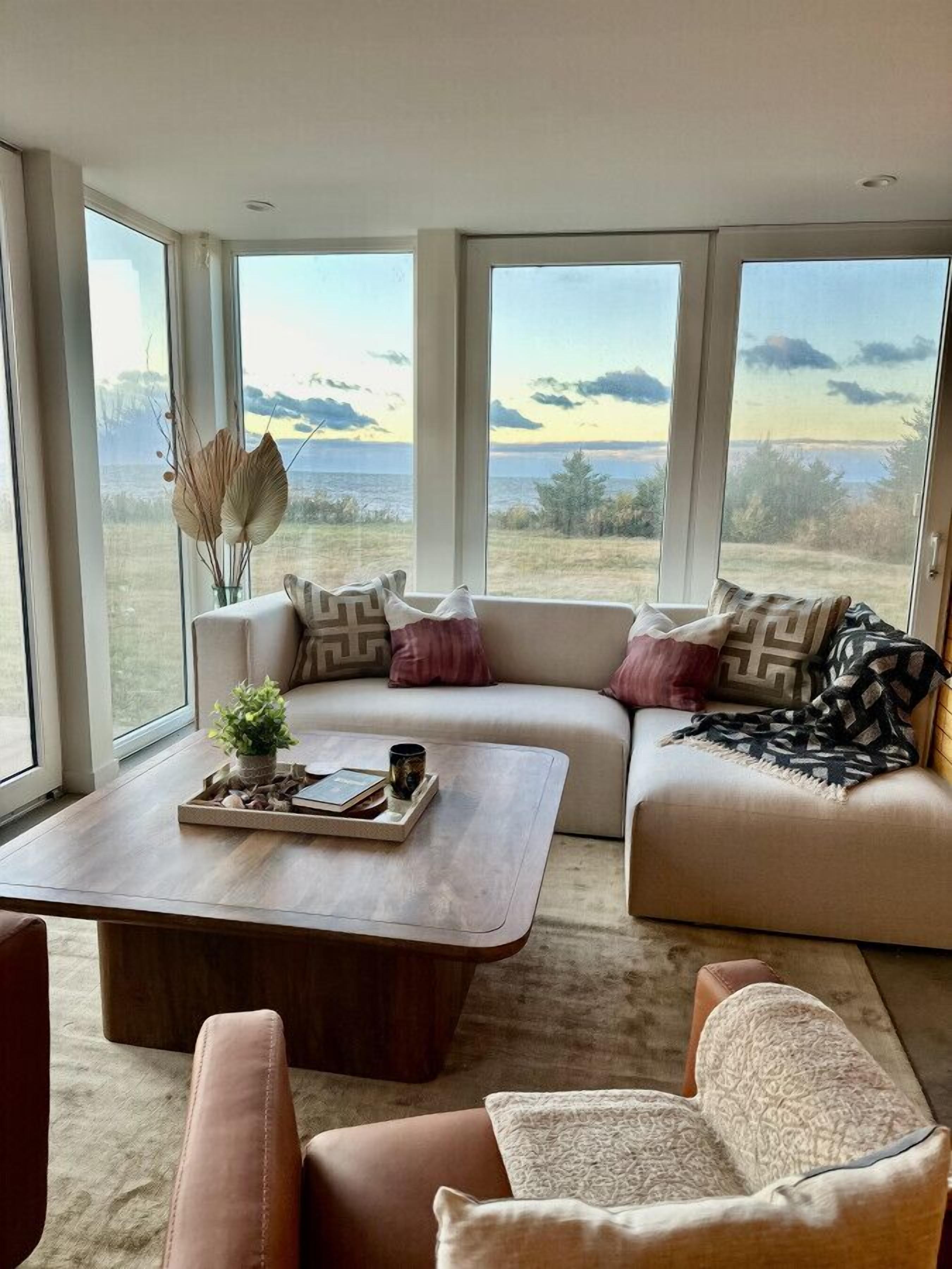 Smart TV, fireplace, stereo