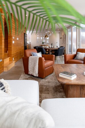 Smart TV, fireplace, stereo - Elegant Oceanfront Escape - hot Tub & Sauna - Private (Merigomish)