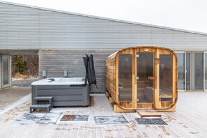 Outdoor spa tub - Elegant Oceanfront Escape - hot Tub & Sauna - Private (Merigomish)