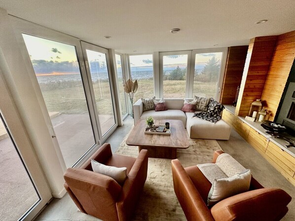 Smart TV, fireplace, stereo