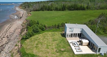 Elegant Oceanfront Escape - hot Tub & Sauna - Private