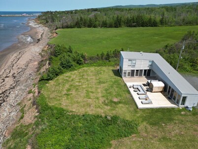 Elegant Oceanfront Escape - hot Tub & Sauna - Private