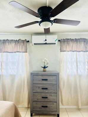 1 bedroom, iron/ironing board, WiFi, bed sheets - Blue Laventura cozy condo with WiFi and AC in enchanting Kingston (Kingston)