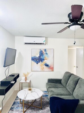 Smart TV - Blue Laventura cozy condo with WiFi and AC in enchanting Kingston (Kingston)