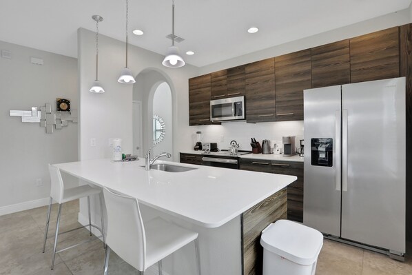 Fridge, microwave, oven, stovetop - 137AA - Balmoral Resort, a spacious 3-bedroom, 3.5-bathroom retreat perfect for up to 6 guests (Haines City)