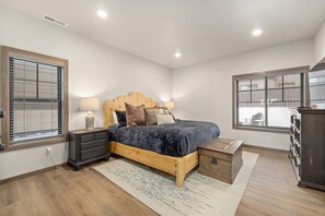 3 bedrooms, desk, iron/ironing board, travel cot