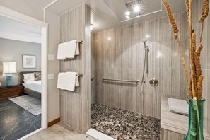 Douche, séchoir à cheveux, shampooing