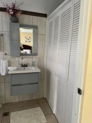 Suihku, hiustenkuivaaja, pyyhkeet, saippua