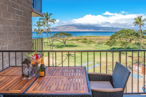 Hip Hawaiian Seaside Vistas