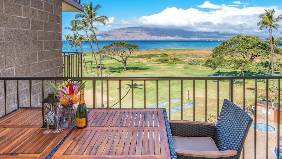 Hip Hawaiian Seaside Vistas