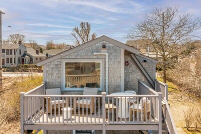 Relax on Nantucket in our Cozy, 1-bedroom condo with AMAZING views!