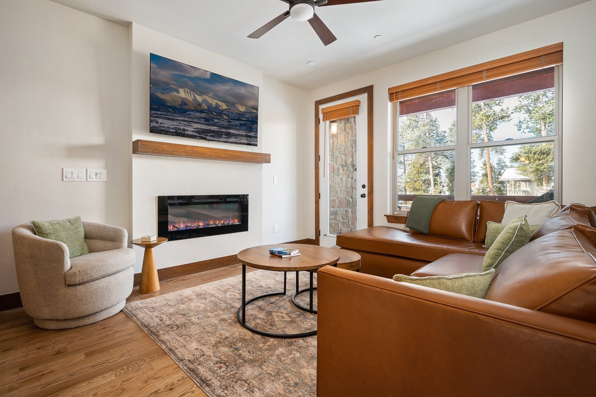 Smart-tv, een open haard, videospelletjes en een filmbibliotheek