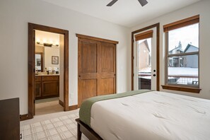 4 bedrooms, desk, iron/ironing board, travel crib