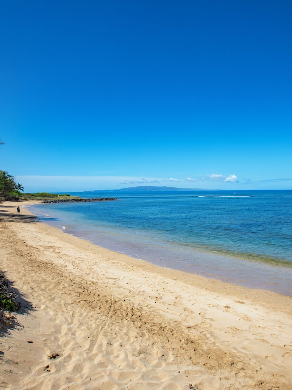 Na praia, areia branca, toalhas de praia