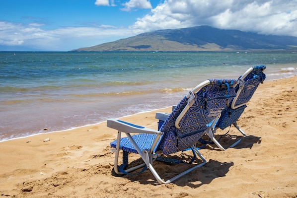Nyilvános parton, fehér homok és strandlepedők
