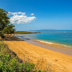 Na praia, areia branca, toalhas de praia