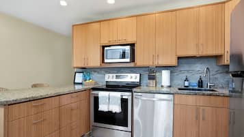 Apartment, 2 Bedrooms, Ocean View (1BA (1001)) | Private kitchen