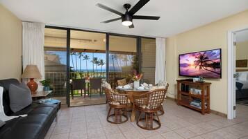 Apartment, 2 Bedrooms, Ocean View (1BA (1001)) | Living area