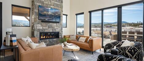 Smart TV, chimenea, futbolito y biblioteca musical